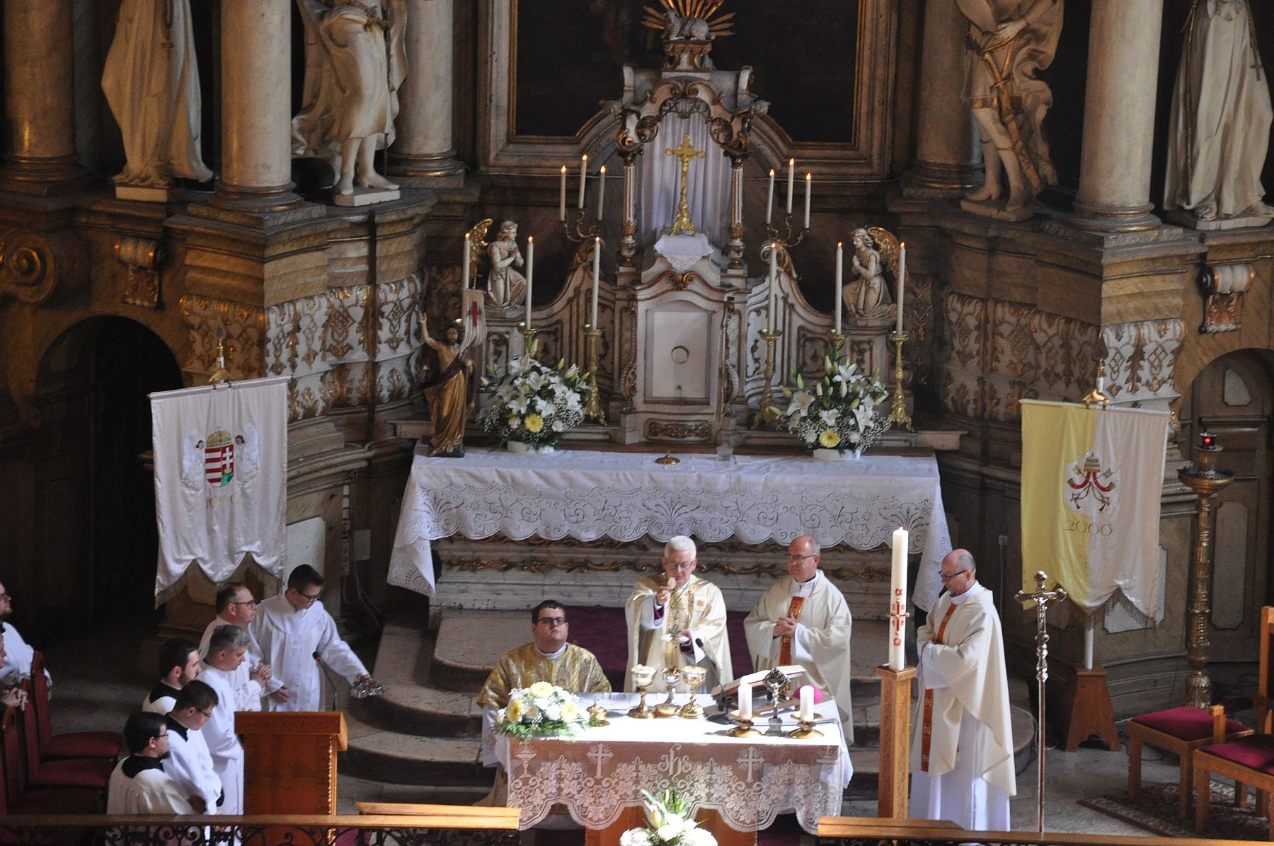 Húsvétvasárnapi ünnepi püspöki mise a Szent Imre templomban